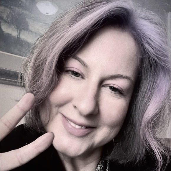 Meet your Posher, Nicole - Picture 1 of 1